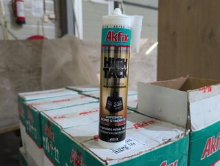 Ca. 192x Koker High Tack kit, Akfix, wit
